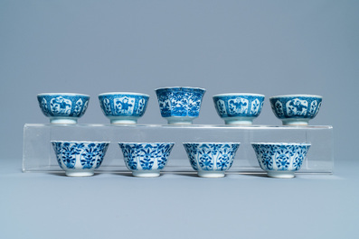 18 soucoupes et 17 tasses en porcelaine de Chine en bleu et blanc, Kangxi et apr&egrave;s
