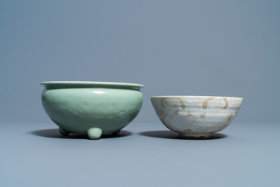 Een Chinese Swatow pot, een kom en een celadon wierookbrander, Ming en later