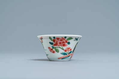 Une tasse et soucoupe en porcelaine de Chine famille rose &agrave; d&eacute;cor d'une sc&egrave;ne de th&eacute;, Yongzheng/Qianlong
