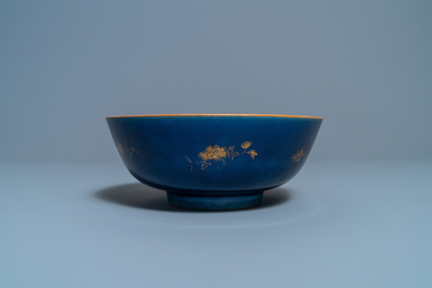 Drie Chinese monochrome blauwe kommen met verguld decor, Kangxi
