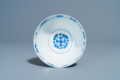 Un bol en porcelaine de Chine en bleu et blanc, marque de 'Qi yu bao ding zhi zhen', Kangxi