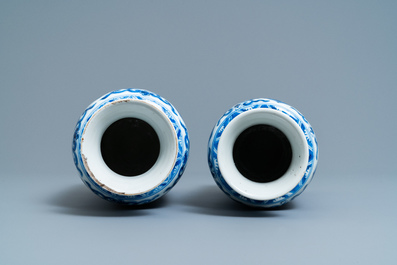 Deux vases de forme rouleau en porcelaine de Chine en bleu et blanc aux dragons, Kangxi