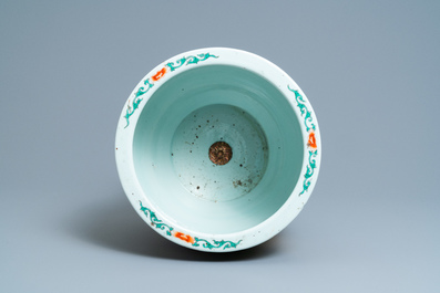 Une jardini&egrave;re en porcelaine de Chine famille verte sur socle en bronze dor&eacute; dat&eacute;, Chine, 19/20&egrave;me