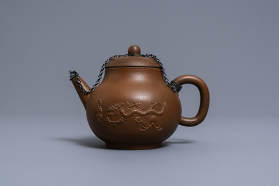 Een Delftse theepot met deksel in rood aardewerk, ca. 1700