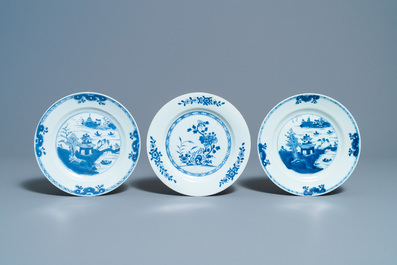 Negen Chinese blauw-witte, ijzerrode en vergulde en famille rose borden, Kangxi/Qianlong