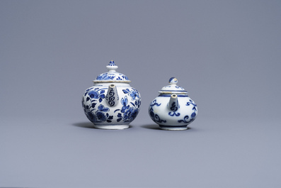 Twee blauw-witte Delftse theepotten met deksels, 18e eeuw