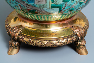A Chinese famille verte jardini&egrave;re on a dated gilt bronze foot, 19/20th C.