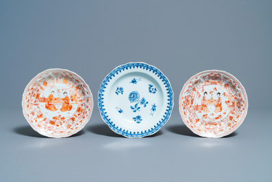 Negen Chinese blauw-witte, ijzerrode en vergulde en famille rose borden, Kangxi/Qianlong