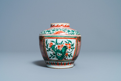 Un plat en porcelaine de Chine famille verte et un pot wucai, Kangxi et &eacute;poque Transition