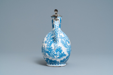 Een grote blauw-witte Delftse chinoiserie kan met tinnen deksel, 17e eeuw