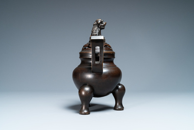 Een Chinese bronzen driepotige wierookbrander met deksel, Qianlong merk, 19/20e eeuw