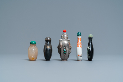Five Chinese agate, porcelain and silver snuff bottles, 19/20th C.