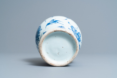 Un vase en porcelaine de Chine en bleu et blanc &agrave; d&eacute;cor d'oiseaux, &eacute;poque Transition