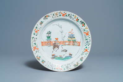 Un plat en porcelaine de Chine famille verte et un pot wucai, Kangxi et &eacute;poque Transition