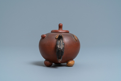 Een Chinese Yixing steengoed theepot met deksel met reli&euml;fdecor van noten, 19/20e eeuw