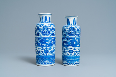 Twee Chinese blauw-witte rouleau vazen met horizontale vlakverdeling met draken, Kangxi