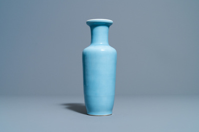 Un vase en porcelaine de Chine bleu de lavande monochrome, marque de Kangxi, 19&egrave;me