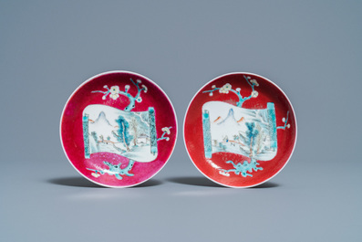Een paar Chinese famille rose koppen en schotels met robijnrode fondkleur, Yongzheng