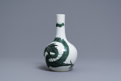 Een Chinese flesvormige famille verte 'draken' vaas, Kangxi merk, 19e eeuw