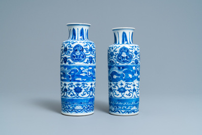 Twee Chinese blauw-witte rouleau vazen met horizontale vlakverdeling met draken, Kangxi