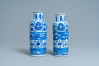 Deux vases de forme rouleau en porcelaine de Chine en bleu et blanc aux dragons, Kangxi