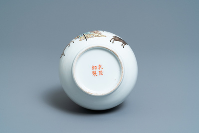 Een Chinese polychrome kalebasvaas met een geitenhoeder, Qianlong merk, Republiek