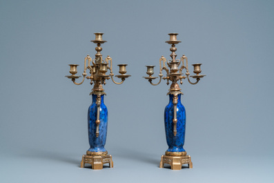 Une paire de vases en porcelaine de Chine &agrave; fond bleu mont&eacute;s en candelabres en bronze, Kangxi et 19&egrave;me