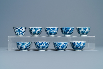 Une collection de tasses et soucoupes et deux verseuses en porcelaine de Chine et de Japon en bleu et blanc, Wanli et apr&egrave;s