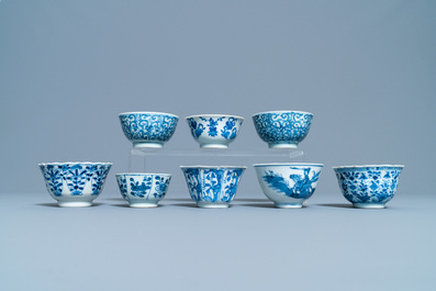 18 Chinese blauw-witte schotels en 17 koppen, Kangxi en later