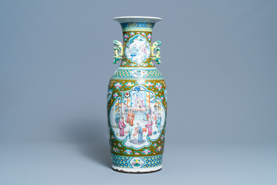 Un vase en porcelaine de Chine famille rose &agrave; fond brun, 19&egrave;me