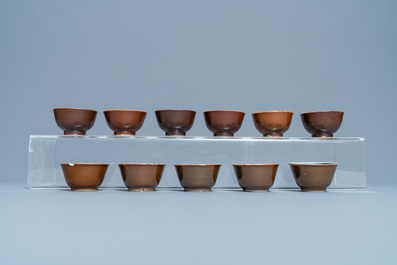 31 soucoupes et 22 tasses en porcelaine de Chine &agrave; fond brun capucin, Kangxi/Qianlong