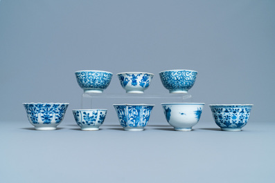 18 soucoupes et 17 tasses en porcelaine de Chine en bleu et blanc, Kangxi et apr&egrave;s