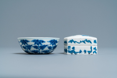 Een Chinees blauw-wit bord, een kom en een dekseldoos, Qianlong en Guangxu merk, 19/20e eeuw