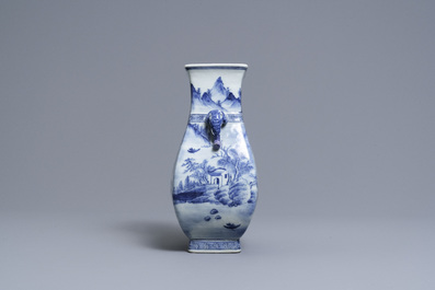 Un vase en porcelaine de Chine en bleu et blanc aux anses en forme de t&ecirc;te d'&eacute;l&eacute;phant, Qianlong