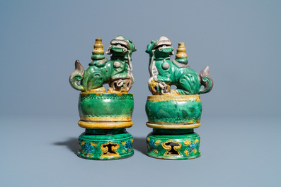 Une paire de porte-encens en forme de lions bouddhistes en biscuit &eacute;maill&eacute; sancai, Ming