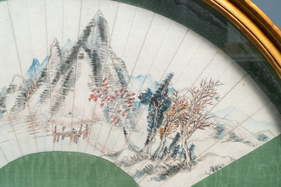 Ecole chinoise, encre et couleurs sur feuille d'&eacute;ventail: 'Paysage montagneux', 19/20&egrave;me