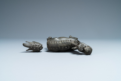 Un br&ucirc;le-parfum en forme de qilin en bronze, Chine, Kangxi
