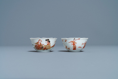 Deux tasses et soucoupes en porcelaine de Chine en rouge de fer et dor&eacute;, Yongzheng