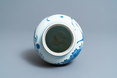 Un vase en porcelaine de Chine en bleu et blanc &agrave; d&eacute;cor d'oiseaux, &eacute;poque Transition