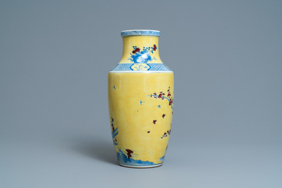 Un vase en porcelaine de Chine en bleu, blanc et rouge sur fond jaune, 18/19&egrave;me