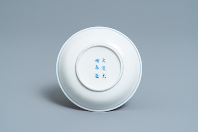 Een Chinees blauw-wit bord, een kom en een dekseldoos, Qianlong en Guangxu merk, 19/20e eeuw