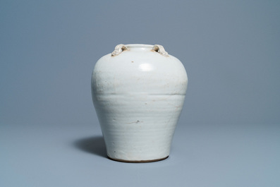 Een Chinese Swatow pot, een kom en een celadon wierookbrander, Ming en later