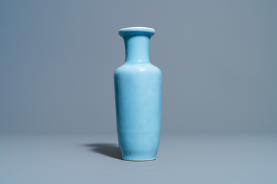 Un vase en porcelaine de Chine bleu de lavande monochrome, marque de Kangxi, 19&egrave;me