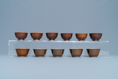 31 Chinese capucine brown-ground saucers and 22 cups, Kangxi/Qianlong