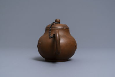 Een Delftse theepot met deksel in rood aardewerk, ca. 1700