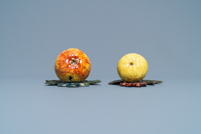 Un mod&egrave;le d'une pomme et un d'une poire en fa&iuml;ence de Delft polychrome, 18&egrave;me