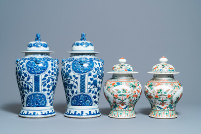 Deux paires de vases couverts en porcelaine de Chine en bleu et blanc et famille verte, 19/20&egrave;me