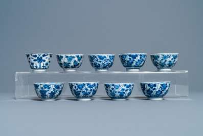 Une collection de tasses et soucoupes et deux verseuses en porcelaine de Chine et de Japon en bleu et blanc, Wanli et apr&egrave;s