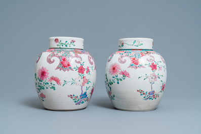 Une paire de pots couverts en porcelaine de Chine famille rose &agrave; d&eacute;cor floral, Qianlong