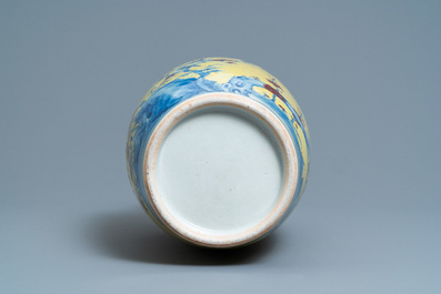 Un vase en porcelaine de Chine en bleu, blanc et rouge sur fond jaune, 18/19&egrave;me